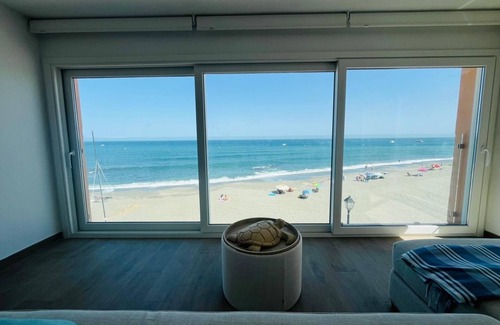 Torreguadiaro Apartamento | Luxury, beachfront, two bed apartment.