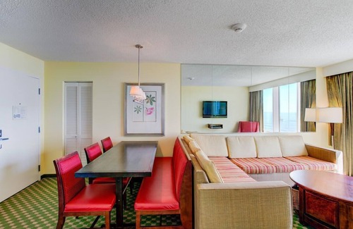 Northeast Virginia Beach Hotel | Luxury Beachfront Resort 1BR Suite w/ Full Kitchen in VA Beach Sleeps 4+