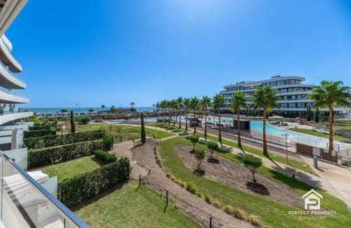 Torremolinos Apartamento | Luxury beachfront 3BR in Nereidas with Pools Spa Gym