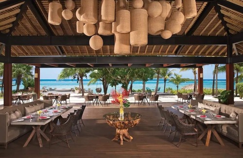 Montego Bay Complejo | Luxury Beachfront All Inclusive Resort Jamaica Swim Out Tropical View