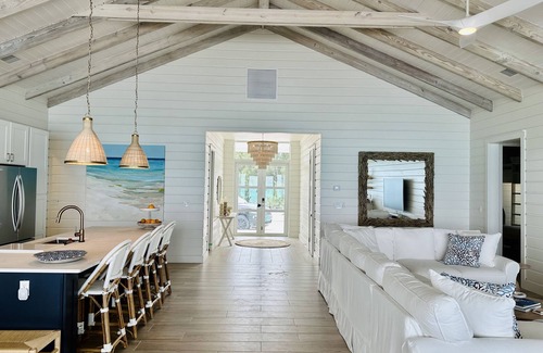 Tar Bay Casa | "Luxury beachfront paradise with incredible blue vistas!