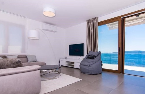 Okrug Donji Villa | Villa de Lujo Lucinda frente a la playa, con deck privado derecho al mar en Čiovo- Okrug Donji.
