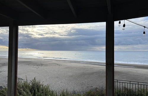 Gleneden Beach Apartamento | Luxury beachfront property with amazing views, hot tub and steps to the beach.