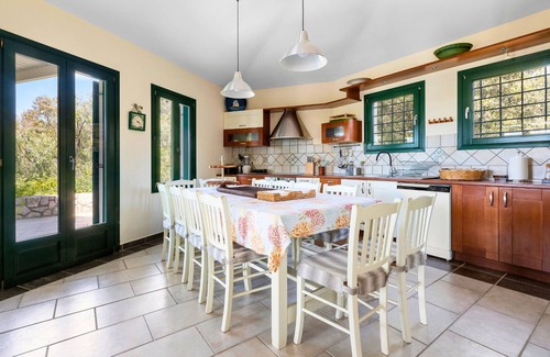 Kilada Villa | Villa Aria - Villa de lujo frente al mar con piscina y pista de tenis