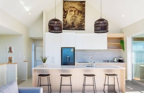 Christchurch Casa | Luxury Beachside Living: Elegant 3-Bedroom Haven