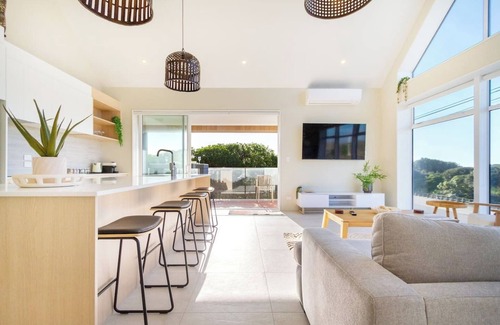 Christchurch Casa | Luxury Beachside Living: Elegant 3-Bedroom Haven