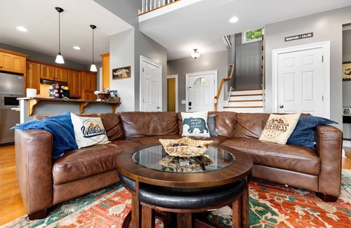 Pedlars Edge Casa | Luxury Black Bear Lodge: Stunning 4 Season Mountain Views! Perfect for Families.