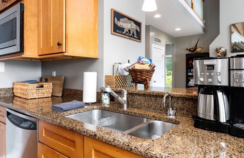 Pedlars Edge Casa | Luxury Black Bear Lodge: Stunning 4 Season Mountain Views! Perfect for Families.