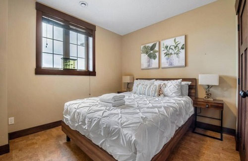 Calgary Casa | Luxury BSMT Banff Pass Pool Table Steam Shower