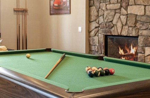 Calgary Casa | Luxury BSMT Banff Pass Pool Table Steam Shower