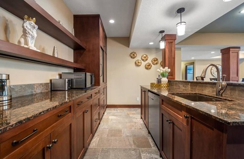 Calgary Casa | Luxury BSMT Banff Pass Pool Table Steam Shower