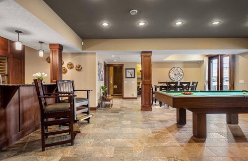 Calgary Casa | Luxury BSMT Banff Pass Pool Table Steam Shower