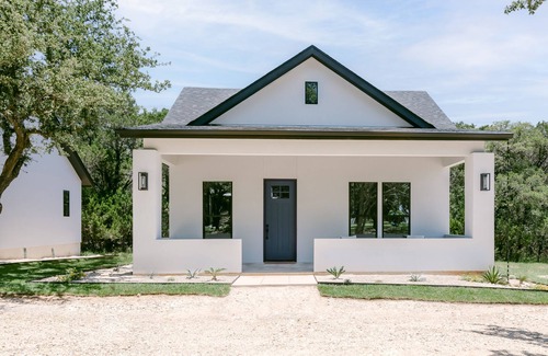 New Braunfels Casa | Luxury Bungalow near Gruene Hall, Whitewater Amphitheater & The Chandelier.