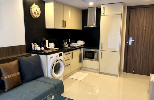 Pattaya Bay Condominio | Apartamento de lujo C2 con vista al jardín en Grand Avenue by Pattaya City Estates.