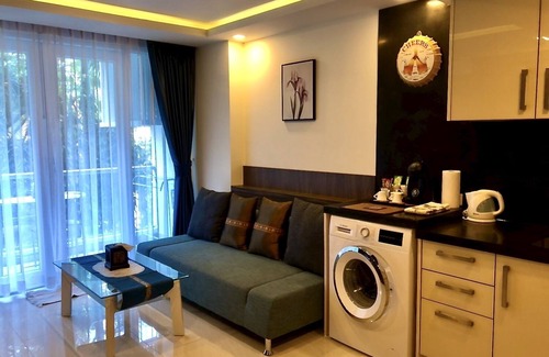 Pattaya Bay Condominio | Apartamento de lujo C2 con vista al jardín en Grand Avenue by Pattaya City Estates.