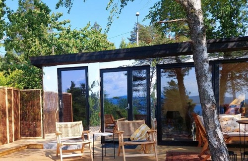 Nesodden Cabina | Luxury by the fjord of Oslo. Welcome to a mirrored cabin with great views