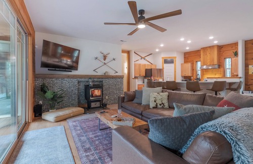 Mount Hood Village Casa | Luxury by the river, Hot tub, close to hiking trails!!