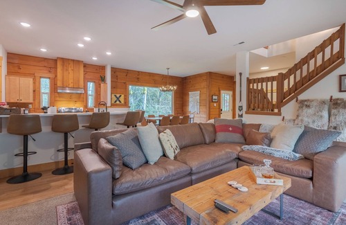 Mount Hood Village Casa | Luxury by the river, Hot tub, close to hiking trails!!