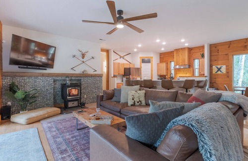 Mount Hood Village Casa | Luxury by the river, Hot tub, close to hiking trails!!