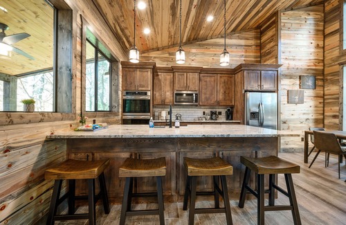 Broken Bow Cabina | Luxury Cabin, 2 BR 2.5 Bath, Sleeps 9 max, 2 Pets Max with Pet Fee