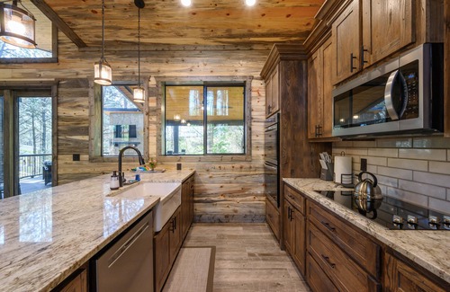 Broken Bow Cabina | Luxury Cabin, 2 BR 2.5 Bath, Sleeps 9 max, 2 Pets Max with Pet Fee