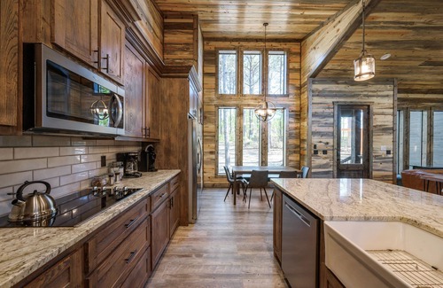 Broken Bow Cabina | Luxury Cabin, 2 BR 2.5 Bath, Sleeps 9 max, 2 Pets Max with Pet Fee
