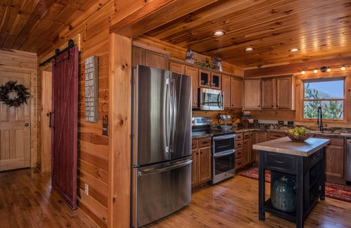 Boone Cabina | * Cabina de lujo *: 2 king / 3 queen + firepit + chimenea + 3 televisores inteligentes, cubiertas grandes