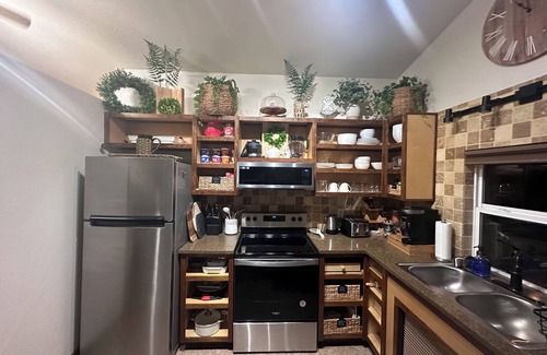 Richland Cabina | Luxury Cabin, fire pit, hanging chairs, WiFi, forest view, river access