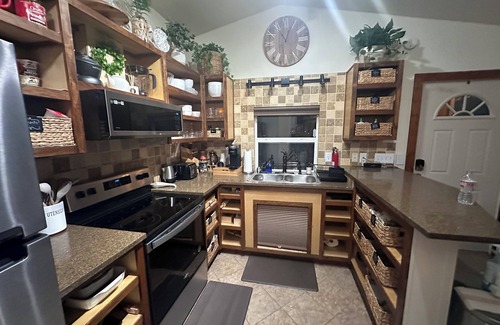Richland Cabina | Luxury Cabin, fire pit, hanging chairs, WiFi, forest view, river access