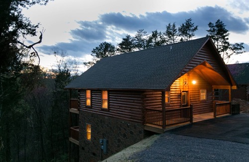Pigeon Forge Cabina | LUXURY CABIN IN THE WOODS! Theatre, Hot Tub,Pool Table,1 mile to Pkwy,Free wi-fi