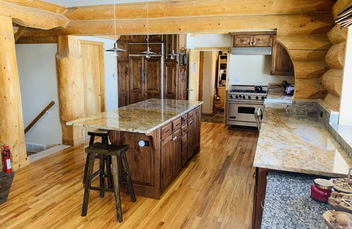 Timber Lakes Cabina | Luxury cabin on wooded lot w/bonus tiny house