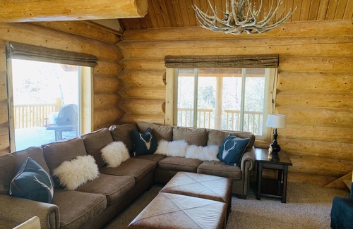 Timber Lakes Cabina | Luxury cabin on wooded lot w/bonus tiny house