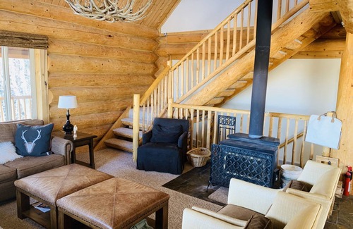 Timber Lakes Cabina | Luxury cabin on wooded lot w/bonus tiny house