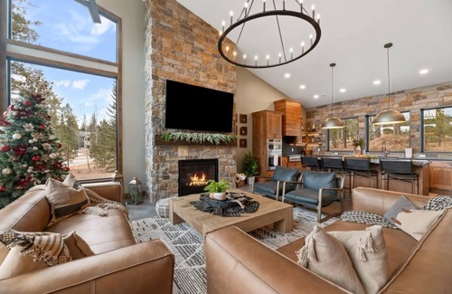 Lead Casa | Luxury Cabin Sleeps 24- Direct Trailhead & Clubhouse Access, Ample Parking!