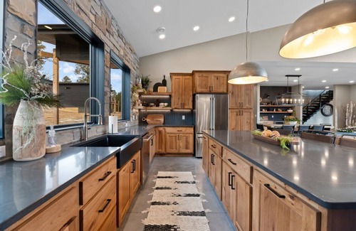 Lead Casa | Luxury Cabin Sleeps 24- Direct Trailhead & Clubhouse Access, Ample Parking!