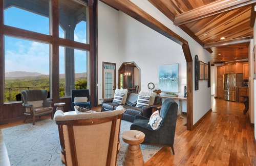 Gatlinburg - Pigeon Forge Cabina | Luxury Cabin w/ 2 Pools, Golf Simulator, Hot Tub, Fire Pit & More!