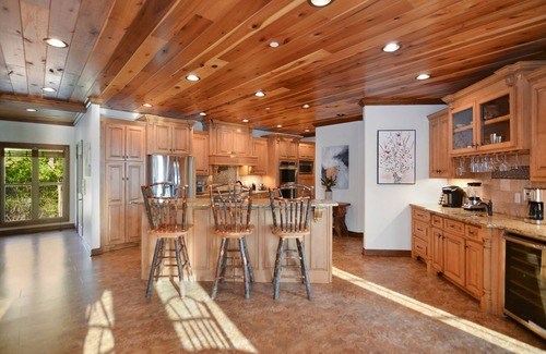 Gatlinburg - Pigeon Forge Cabina | Luxury Cabin w/ 2 Pools, Golf Simulator, Hot Tub, Fire Pit & More!