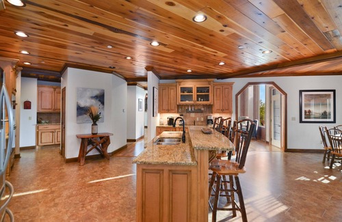 Gatlinburg - Pigeon Forge Cabina | Luxury Cabin w/ 2 Pools, Golf Simulator, Hot Tub, Fire Pit & More!
