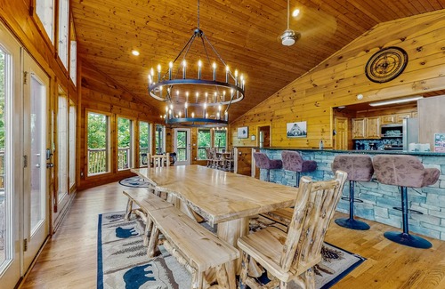 Wears Valley Cabina | Luxury Cabin w/ Hot Tub, Two-Tier Deck, Panoramic Views & Free Attraction Passes