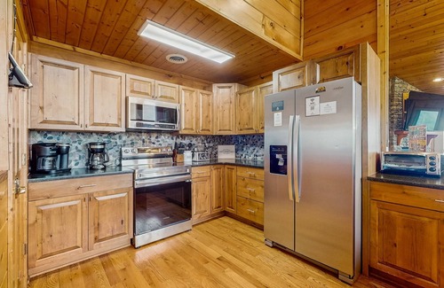 Wears Valley Cabina | Luxury Cabin w/ Hot Tub, Two-Tier Deck, Panoramic Views & Free Attraction Passes