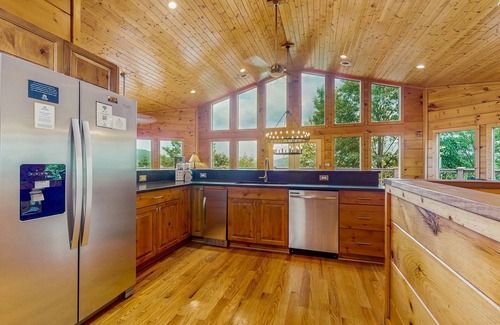 Wears Valley Cabina | Luxury Cabin w/ Hot Tub, Two-Tier Deck, Panoramic Views & Free Attraction Passes