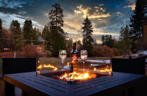 Moonridge Casa | Luxury Cabin-Walk to Bear Mountain Resort, Trails & Golf