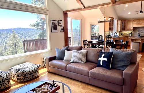 Blue Jay Cabina | Luxury cabin with a spectacular lake view, nestled in the pines!