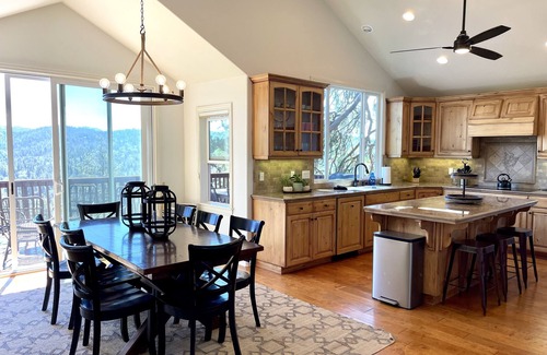 Blue Jay Cabina | Luxury cabin with a spectacular lake view, nestled in the pines!