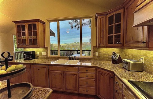 Blue Jay Cabina | Luxury cabin with a spectacular lake view, nestled in the pines!