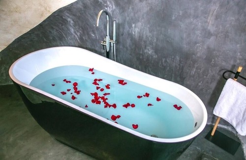 Oia Hotel | Luxury Cave Villa with Outdoor Jetted Tub and Sea View