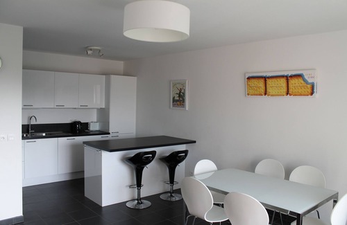 California - Pezou Apartamento | Lujoso apartamento en el centro de Cannes con 2 habitaciones, balcón y acceso a la piscina, estacionamiento