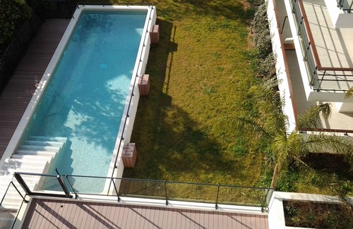 California - Pezou Apartamento | Lujoso apartamento en el centro de Cannes con 2 habitaciones, balcón y acceso a la piscina, estacionamiento