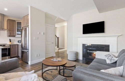 The Blue Mountains Casa | Luxury Chalet 5 Min Walk to Blue Mountain Village (Pool Hot Tub Fireplace Sauna)