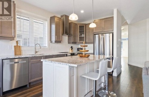 The Blue Mountains Casa | Luxury Chalet 5 Min Walk to Blue Mountain Village (Pool Hot Tub Fireplace Sauna)